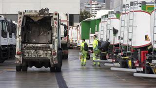 Casi un centenar de vehículos envejecidos siguen recogiendo la basura en Barcelona
