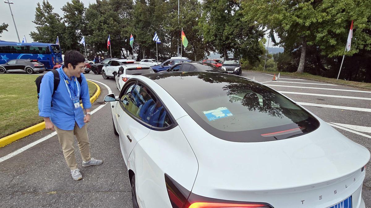 Un Uber recoge a un pasajero en el Ifevi durante la última edición de Conxemar.