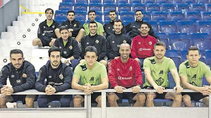 La plantilla y el cuerpo técnico del Palma Futsal posa en las gradas del Palau de Son Moix.