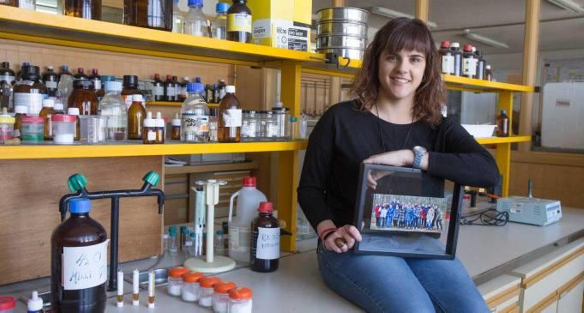 La científica de la Universidad de Alicante Raquel Sánchez, miembro de esta asociación de Retornados, sujeta una foto con sus antiguos compañeros en un instituto de investigación belga.