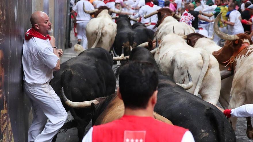 Veloz y limpio sexto encierro de San Fermín de nuevo bajo la lluvia