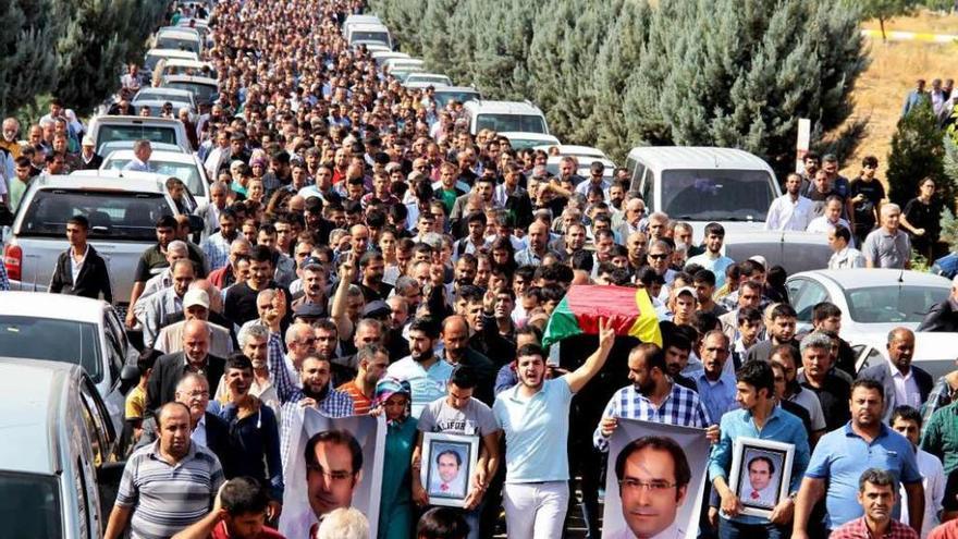 Multitudinario funeral por una víctima del atentado de Ankara en la ciudad kurda de Diyarkibir. // Reuters