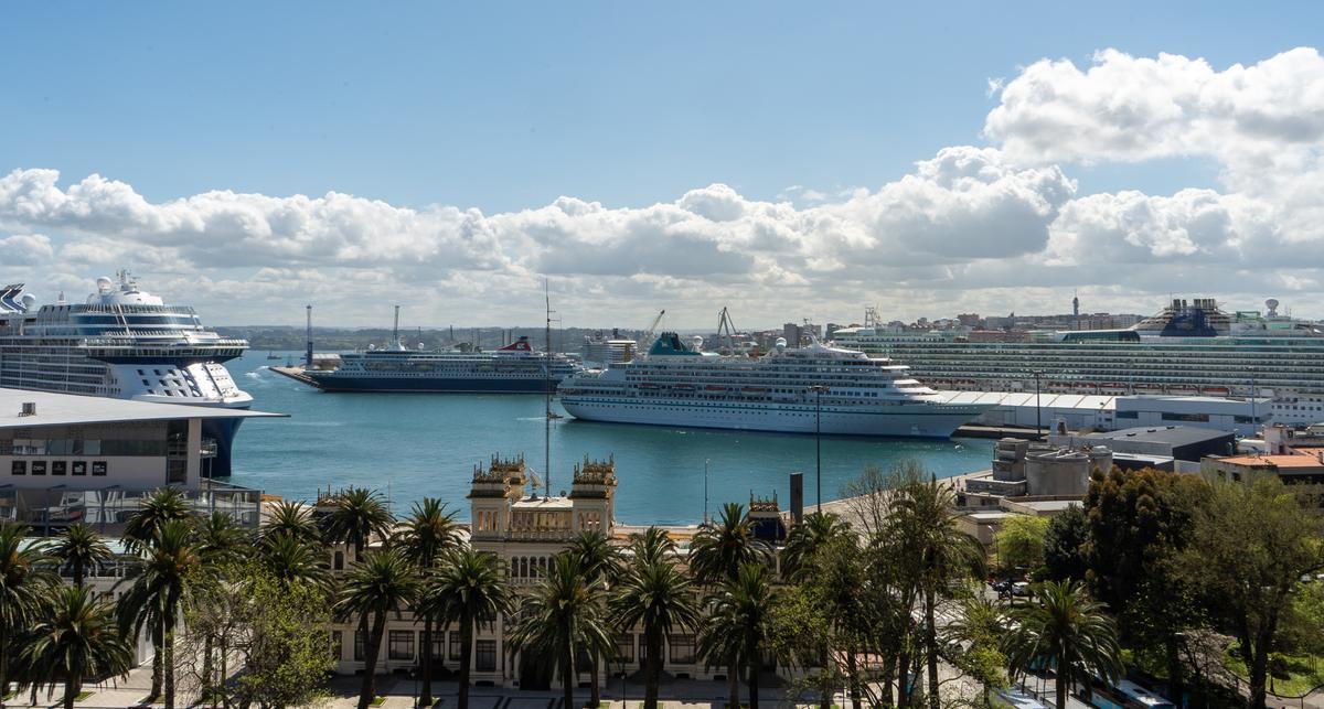 Cinco cruceros atracados en los muelles de A Coruña.