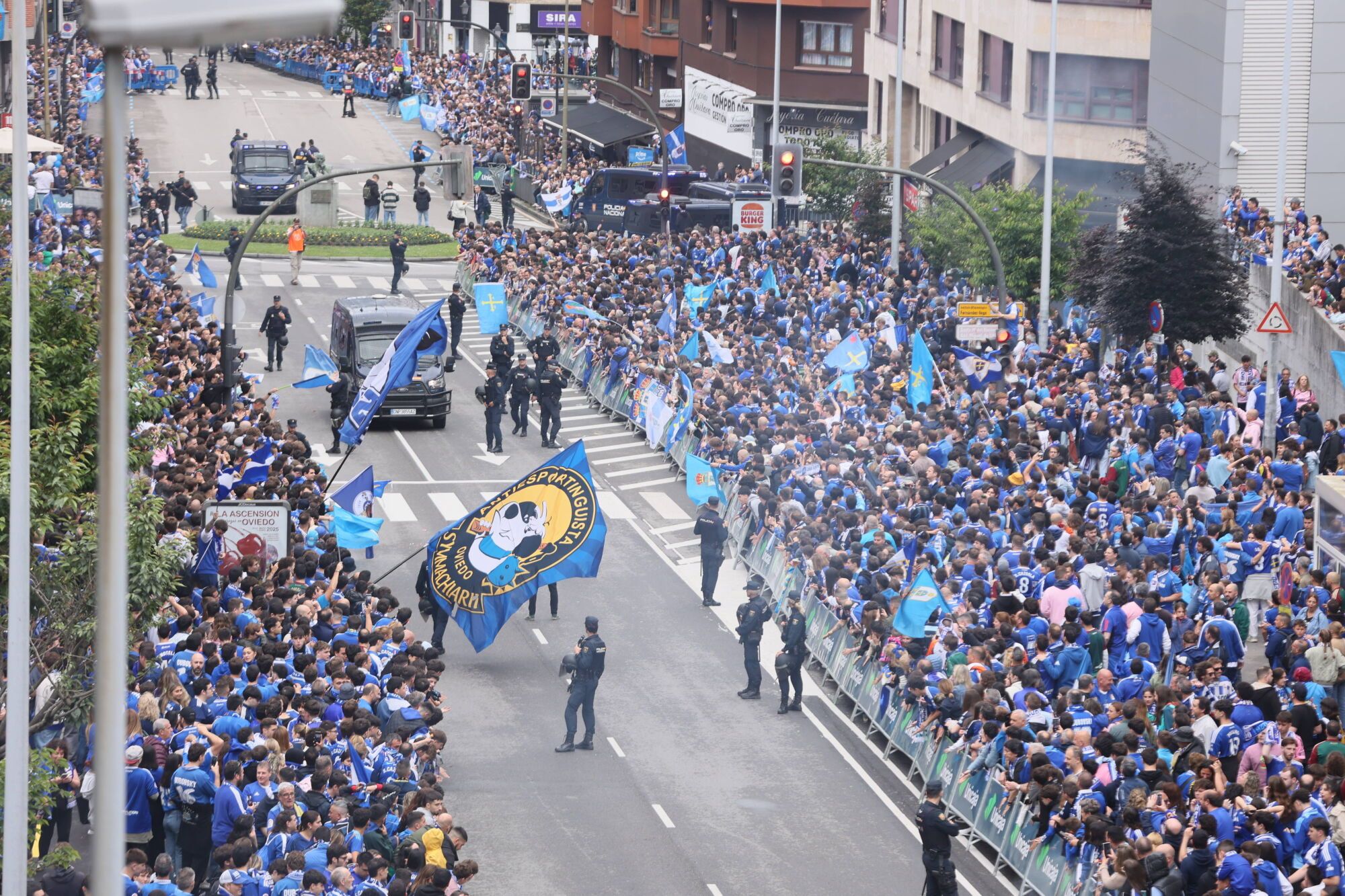 Así fue el recibimiento de la afición al Real Oviedo y toda la previa del último partido de la temporada