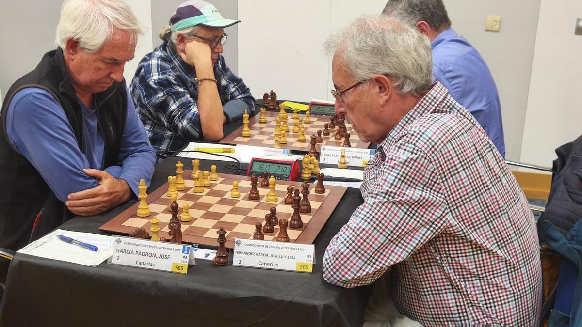 José García Padrón, izquierda de la imagen, en una de sus victorias en el presente evento, y cuando conquistó el campeonato de España Abdoluto en 1983.