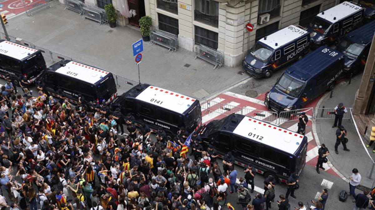 Concentració davant de la comissaria de la Policia Nacional de la Via Laietana.