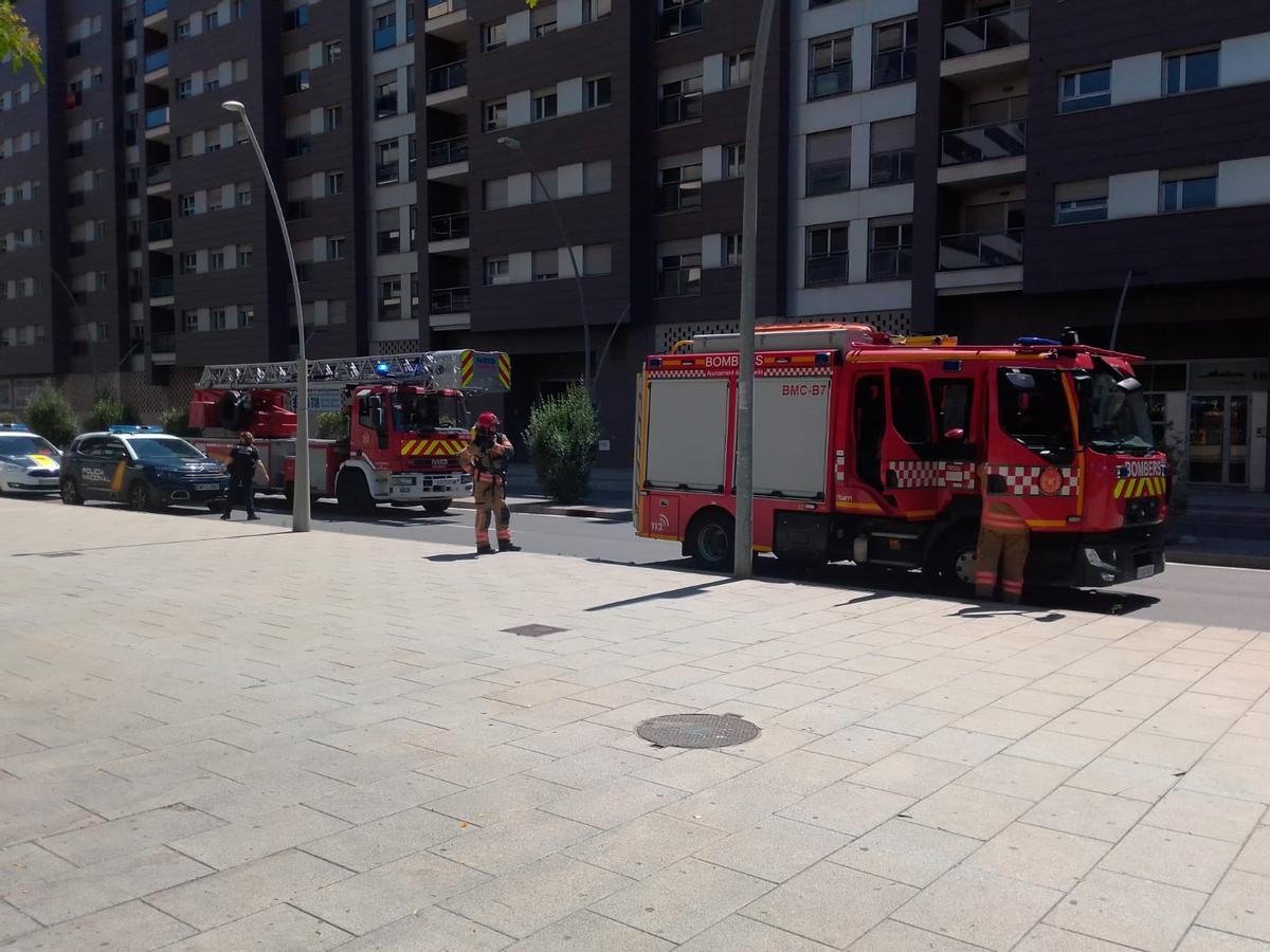 Imagen de los bomberos desplazados al lugar para sofocar las llamas.