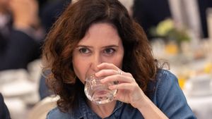 La presidenta de la Comunidad de Madrid, Isabel Díaz Ayuso, bebe agua durante un desayuno informativo, en el Hotel Mandarin Oriental Ritz, a 21 de enero de 2025, en Madrid (España). El desayuno ha sido organizado por Fórum Europa. 21 ENERO 2025;AYUSO;DESAYUNO; Eduardo Parra / Europa Press 21/01/2025. ISABEL DÍAZ AYUSO;Eduardo Parra