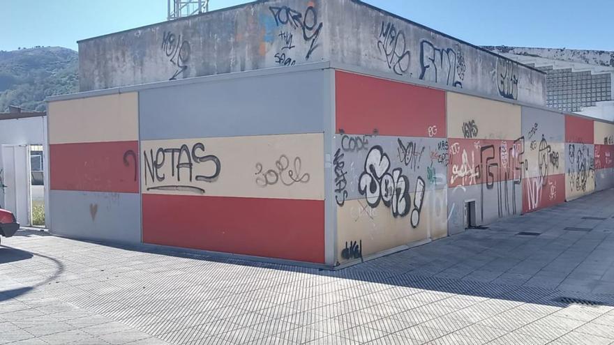 Pintadas en el estadio Hermanos Antuña.