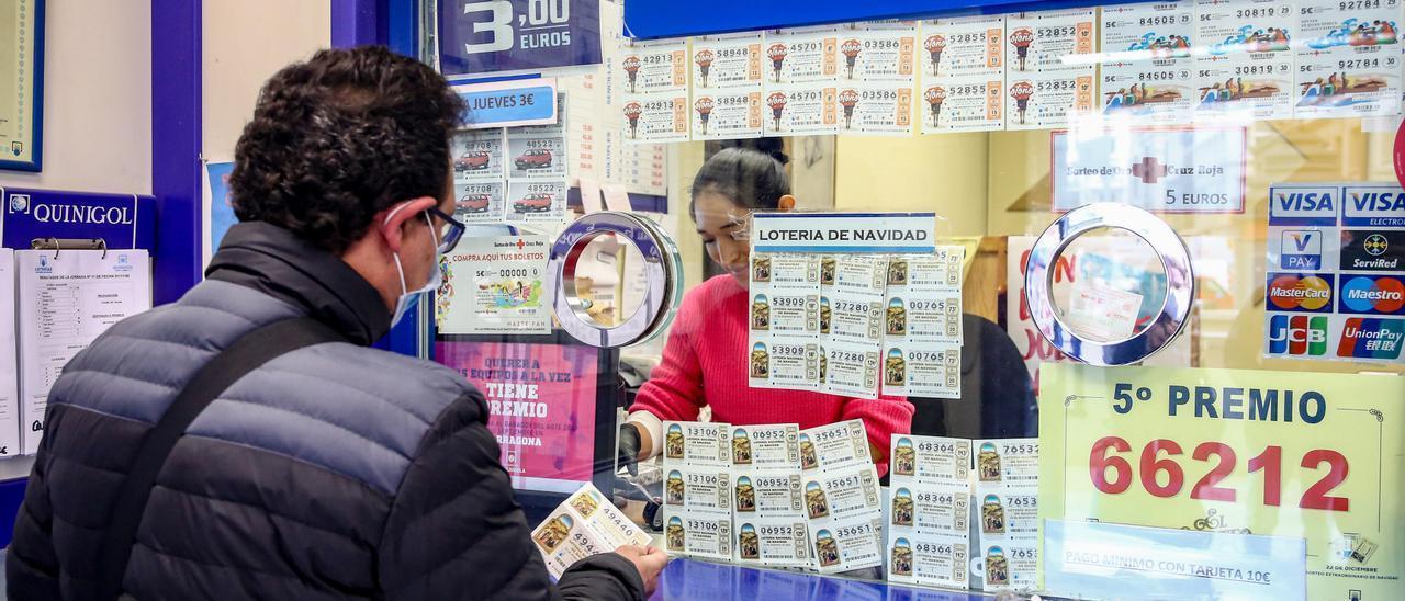 Una persona compra un décimo para el Sorteo Extraordinario de la Lotería de Navidad.