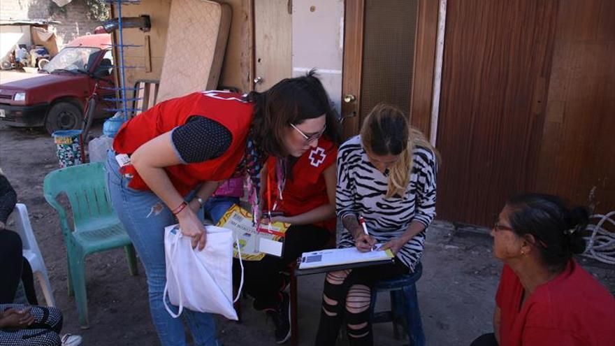 Cruz Roja ayuda a 950 personas en asentamientos de inmigrantes