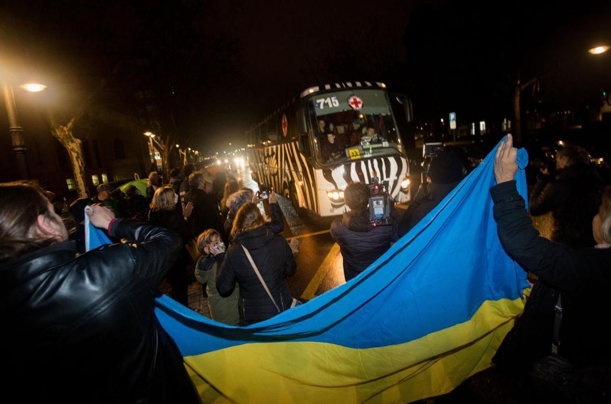 El primer autobús con refugiados ucranianos cuando llegó a València.
