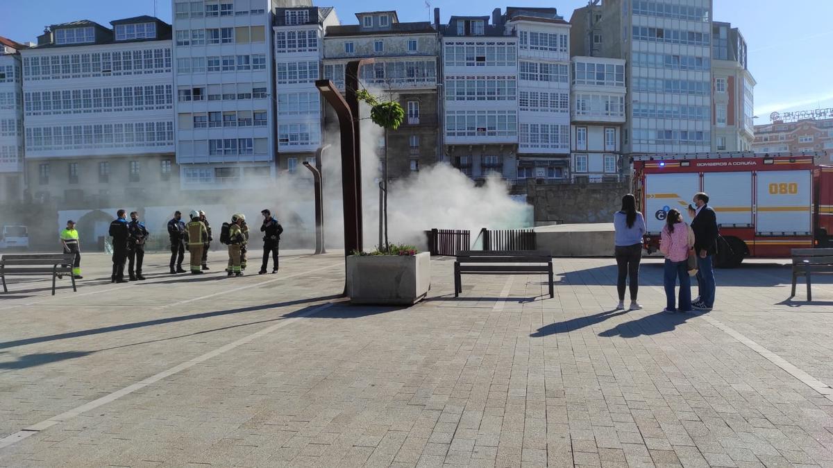 Los Bomberos de A Coruña acuden a O Parrote al salir humo del subterráneo