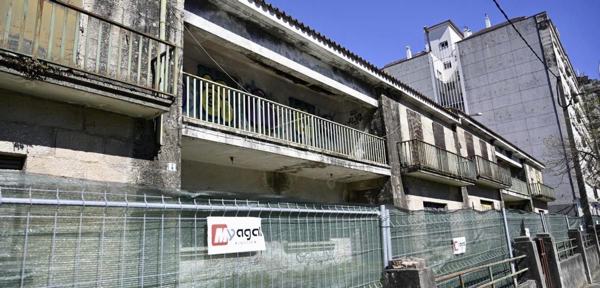 Los inmuebles ya están vallados para su próxima demolición.