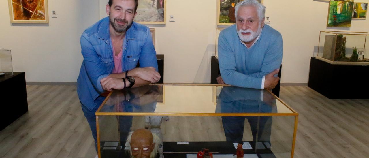 José Luis Barca (izquierda) y Fernando Cobo, esta semana en la sala de exposiciones del Centro Comarcial Arousa.