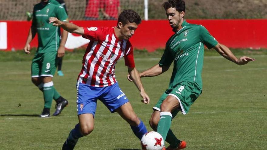 Nacho Méndez intenta llevarse el balón ante el jugador del Gernika Gorka Lazurrea.