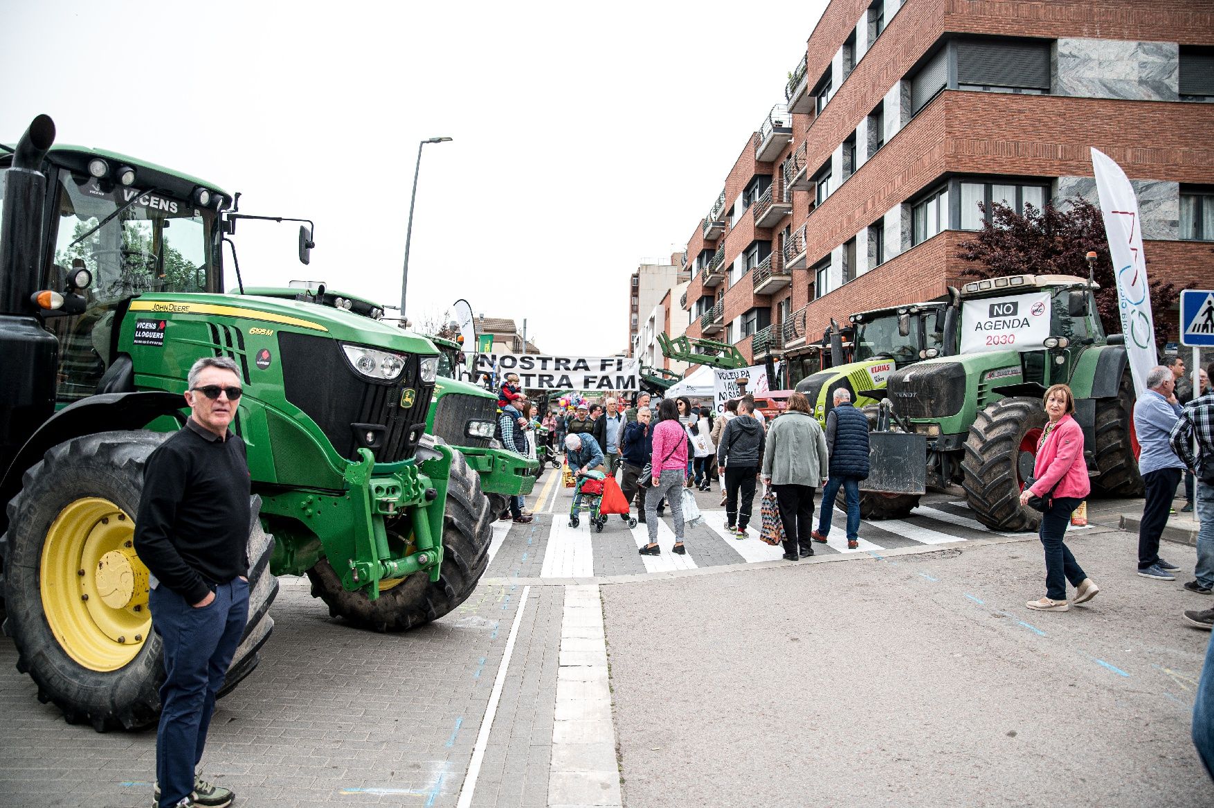 La 63e Fira d'Artés omple el poble de gent, cotxes i tractors