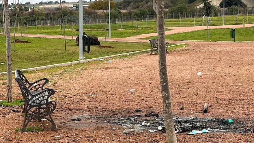 Vandalismo en el Parque de Levante: destrozan los árboles para hacer fogatas