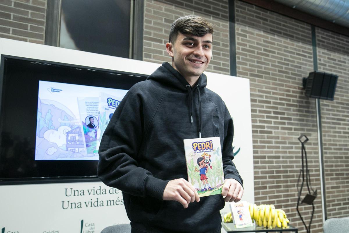 Pedri posa con un ejemplar de su libro.