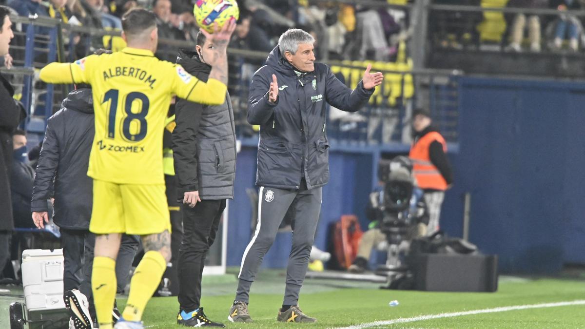 El entrenador del Villarreal, Quique Setién, dando instrucciones ante el Rayo.