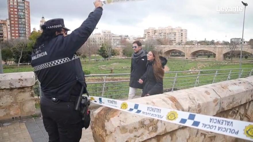 La Policía Local de València desaloja el antiguo cauce del rio ante el aviso naranja