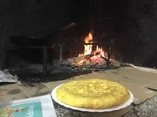 En esta casa-restaurante a 20 minutos de A Coruña cocinan 'a la leña': tortillas espectaculares y precios populares
