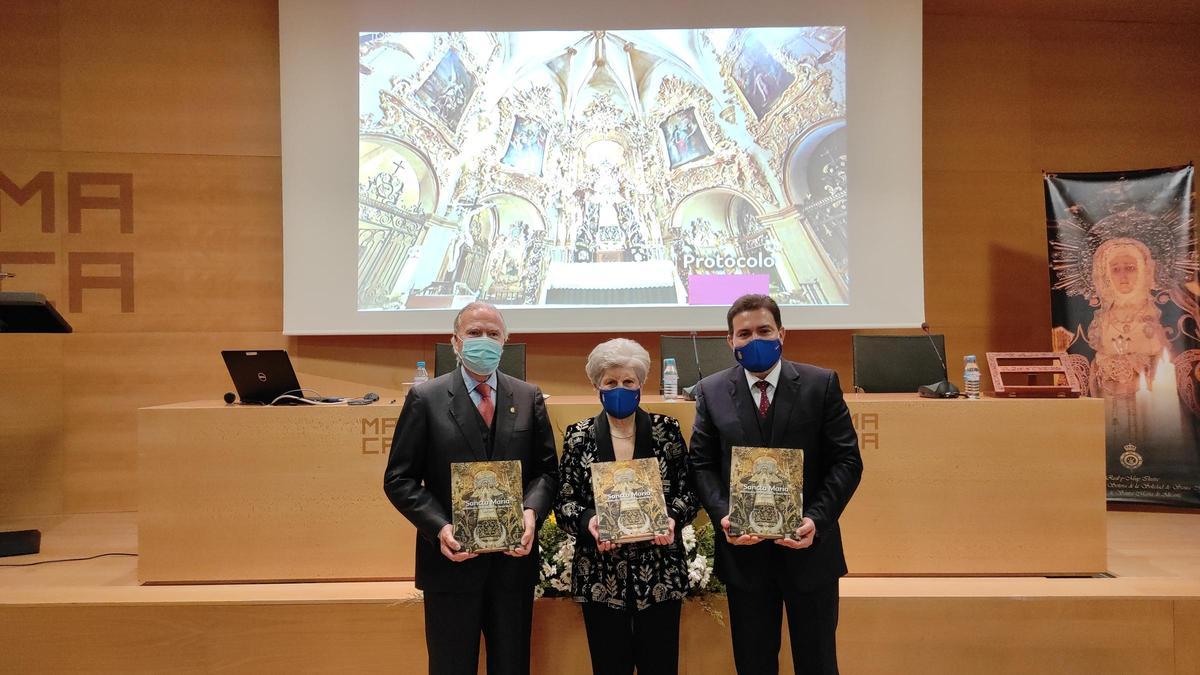 El decano de la Real Academia José Luis Manglano, el director de la publicación José Iborra y la hermana mayor presidenta Balbina Oncina, con el libro