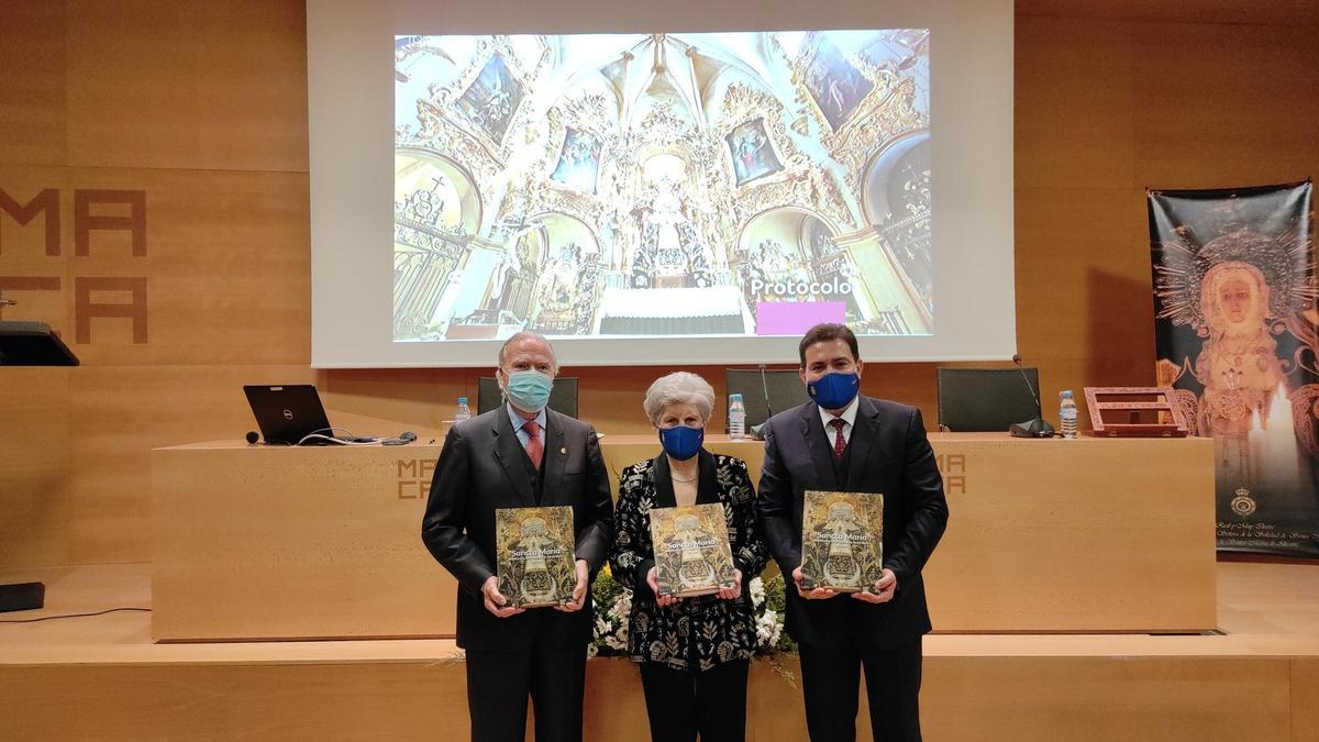 El decano de la Real Academia José Luis Manglano,  el director de la publicación José Iborra y la hermana mayor presidenta Balbina Oncina, con el libro