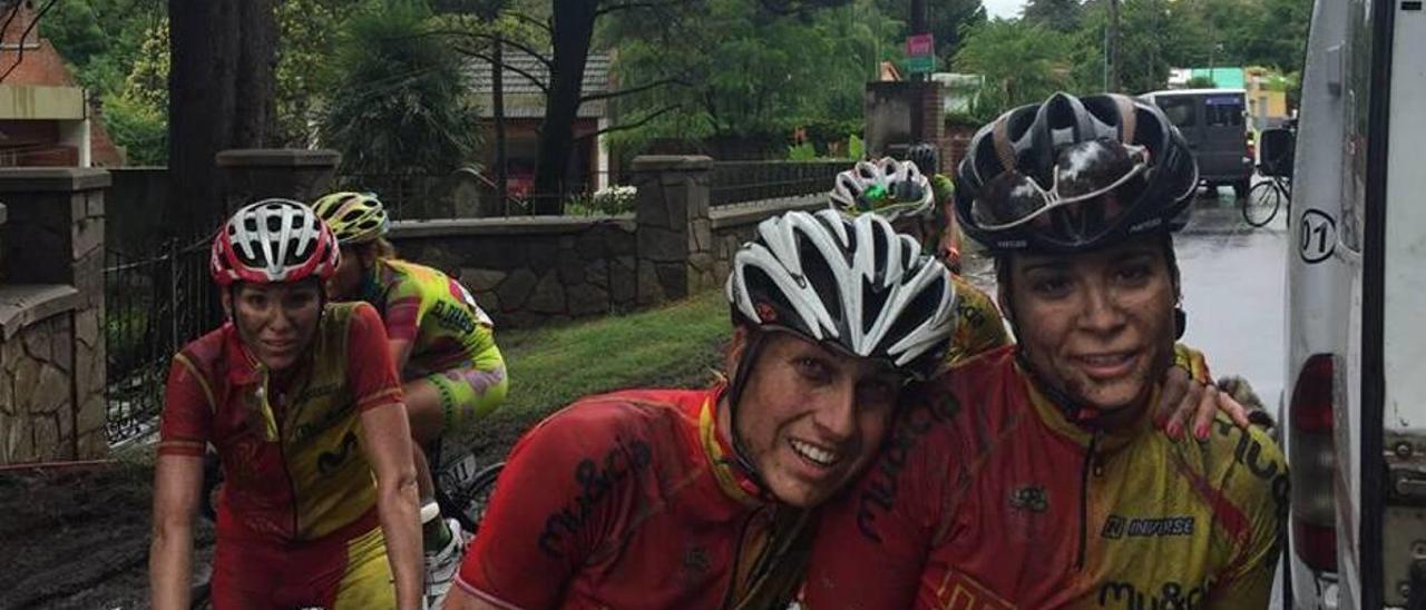 Mavi García posa junto a otra ciclista de la selección española tras la tercera etapa.