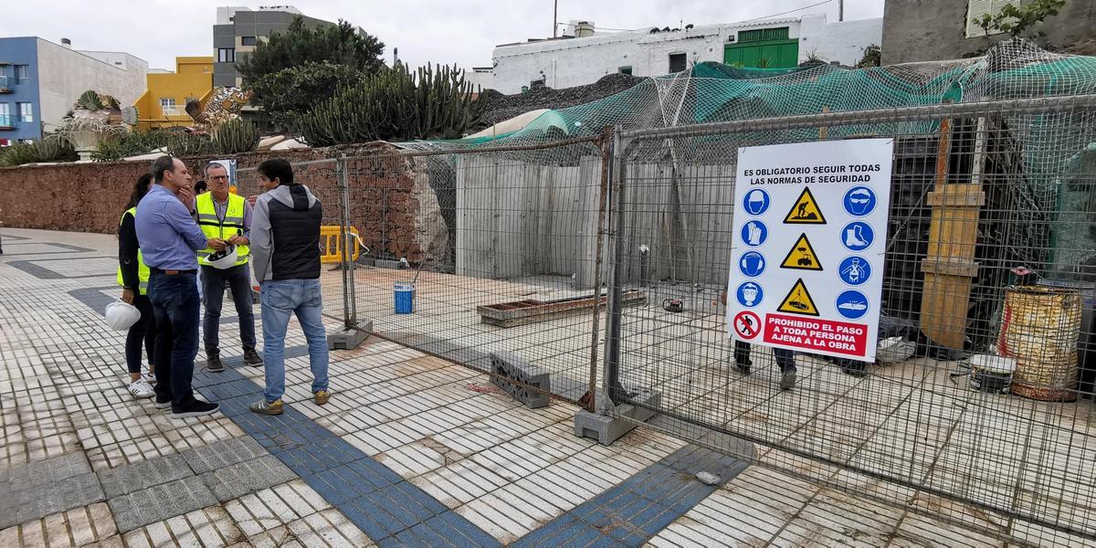 El alcalde de Agüimes, Óscar Hernández, visitó este lunes las obras de los nuevos aseos públicos en el Risco Verde, en Arinaga, acompañado por el concejal de Urbanismo y Obras Públicas, Rubén Romero y la concejala de Parques, Jardines y Playas, Juani Martel.