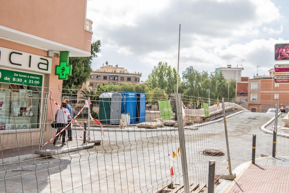 Las obras de restauración del conjunto hidráulico del puente de Carlos III están paralizadas desde hace semanas. El Ayuntamiento amplió el plazo de terminaci pero parece que ahora va a rescindir el co