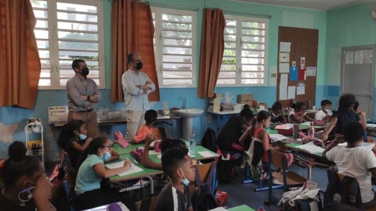 Profesores del Antonio Machado en una clase en La Reunión, isla francesa