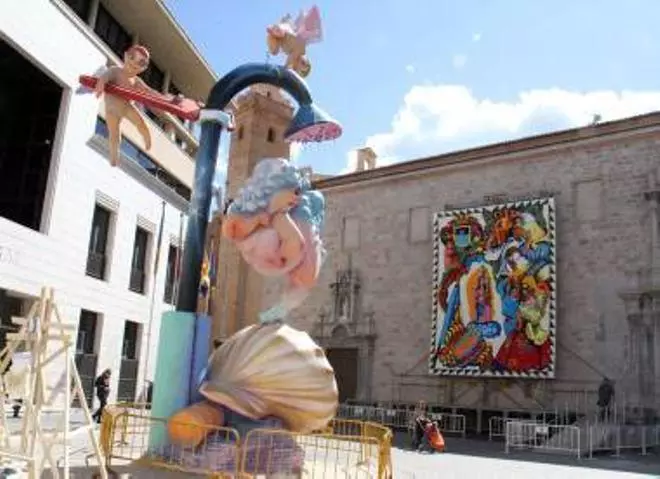 Galería fotos: Las comisiones falleras de Burriana sacan sus monumentos a la calle