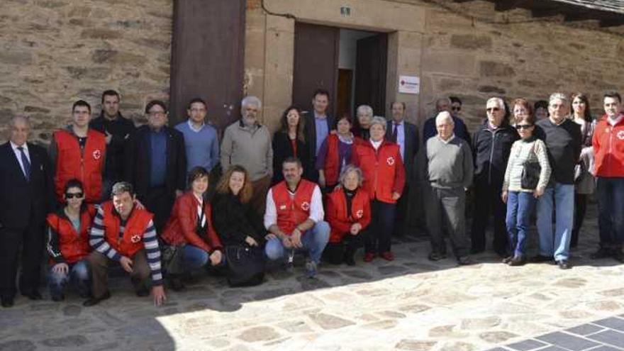 Voluntarios, alcaldes y representantes de Cruz Roja posan ante la oficina comarcal, en Puebla.