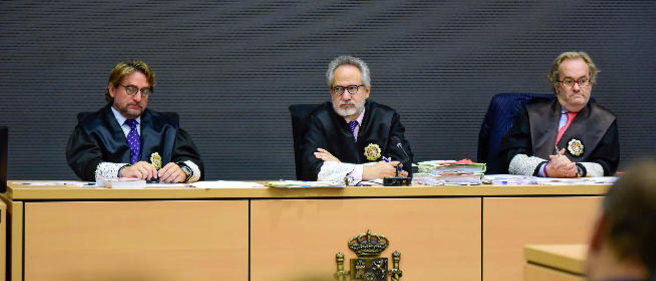 Salvador Alba, Emilio Moya y Carlos Vielba durante un juicio celebrado en la Sección Sexta de la Audiencia de Las Palmas.