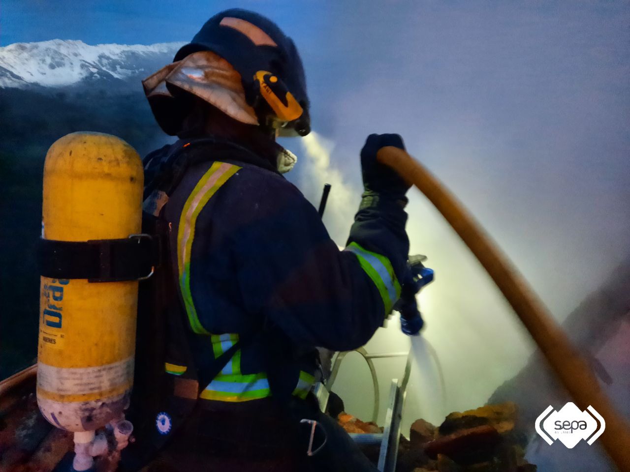 Un incendio calcina  por completo una casa de dos plantas en Riosa