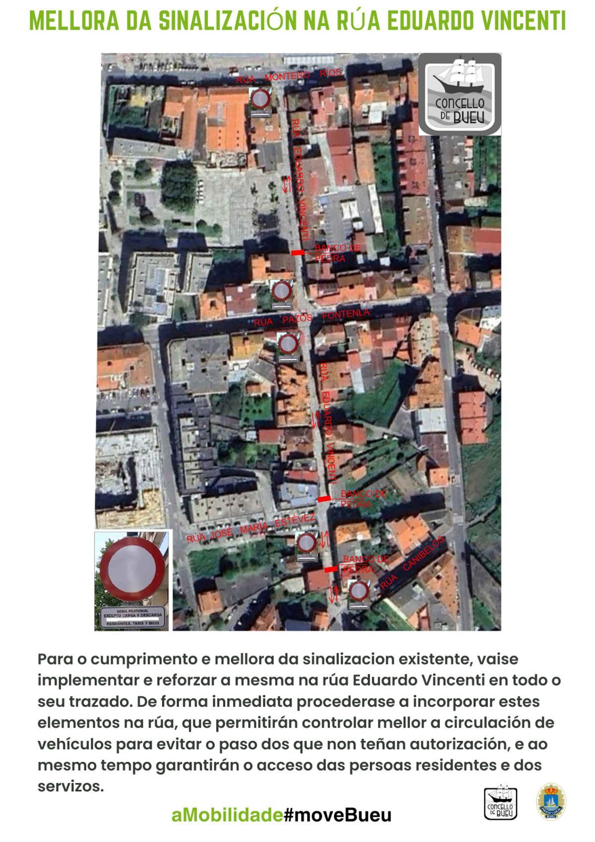 El cartel con la señalización y obstáculos previstos en la calle peatonal Edurado Vincenti, en Bueu.