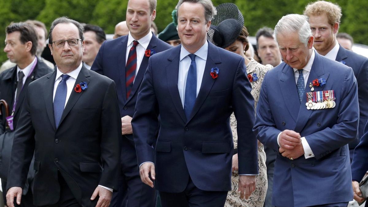 En primer plano Hollande, Cameron y el príncipe Carlos.
