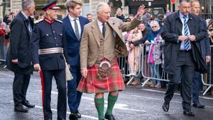 El rey Carlos saluda al público durante una visita a Aberdeen, en Escocia, el pasado 17 de octubre.