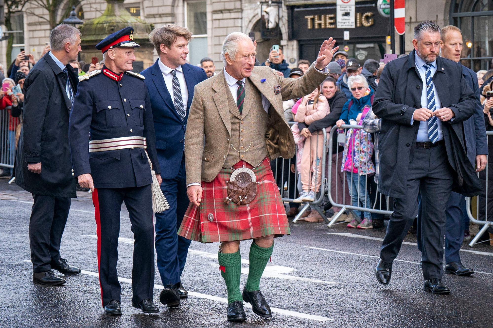 El rey Carlos saluda al público durante una visita a Aberdeen, en Escocia, el pasado 17 de octubre.