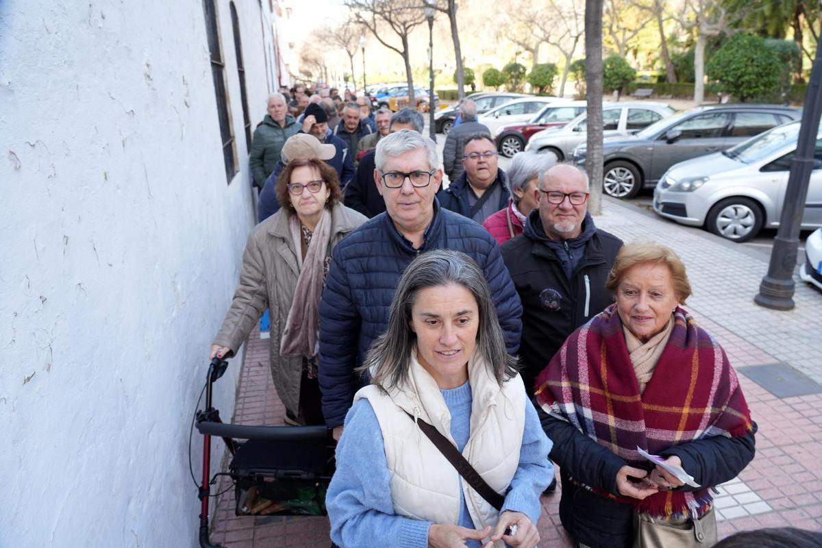 Colas desde primera hora en la plaza de toros de Castelló para comprar las entradas de la Magdalena 2026