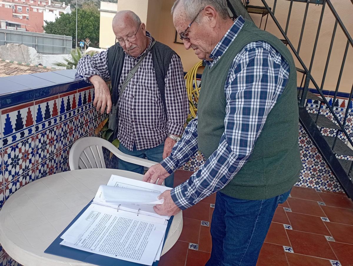 Manuel López muestra marzo documentación sobre el litigio por los problemas que causa el campo de fútbol de Ciudad Jardín a los vecinos de la calle Dolores Casini.
