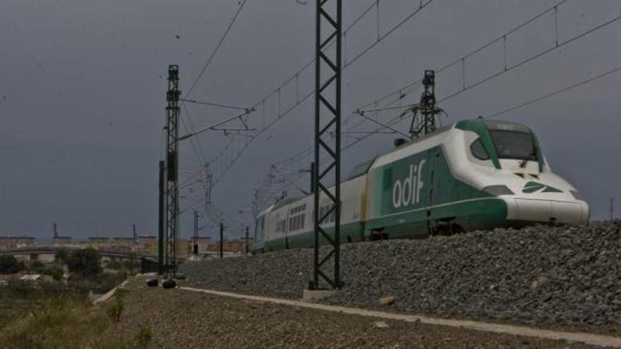 El «tren laboratorio» de Renfe, durante uno de los trayectos de prueba del tramo Alicante-Albacete.