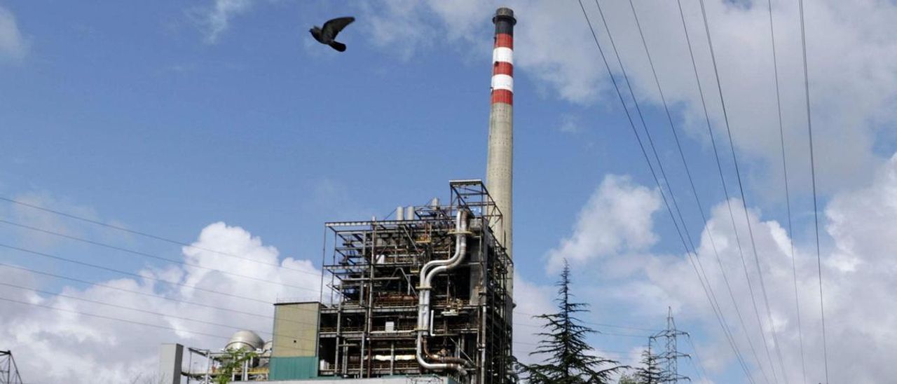 La central térmica de Lada, que está siendo desmantelada tras su cierre.