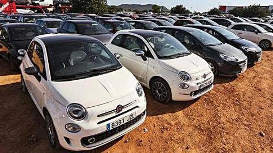 Coches de alquiler en un aparcamiento junto al aeropuerto.