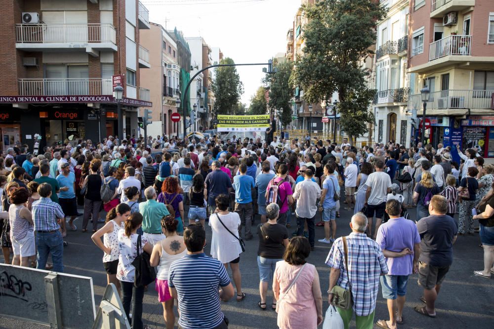 El Cabanyal reclama en la calle que "la urbanización no es suficiente"