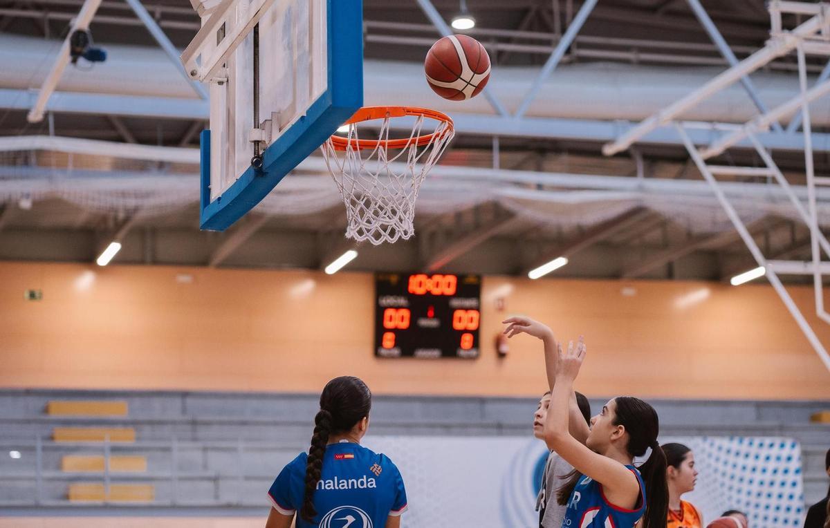 Una jugadora del Club de Baloncesto Las Rozas anota una canasta.