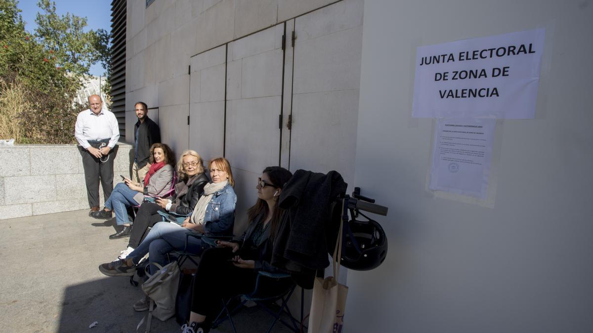 Colas ante la junta electoral de Valencia horas antes de presentar las candidaturas de forma oficial