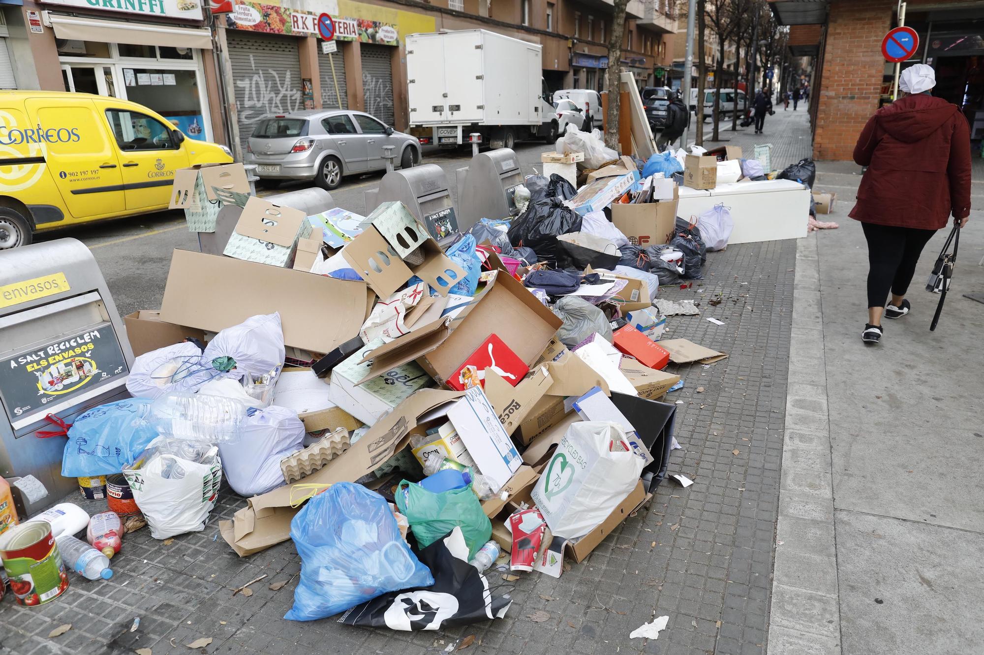 Salt exigeix retirar la brossa acumulada a les illes de contenidors que causen problemes de mobilitat i salubritat