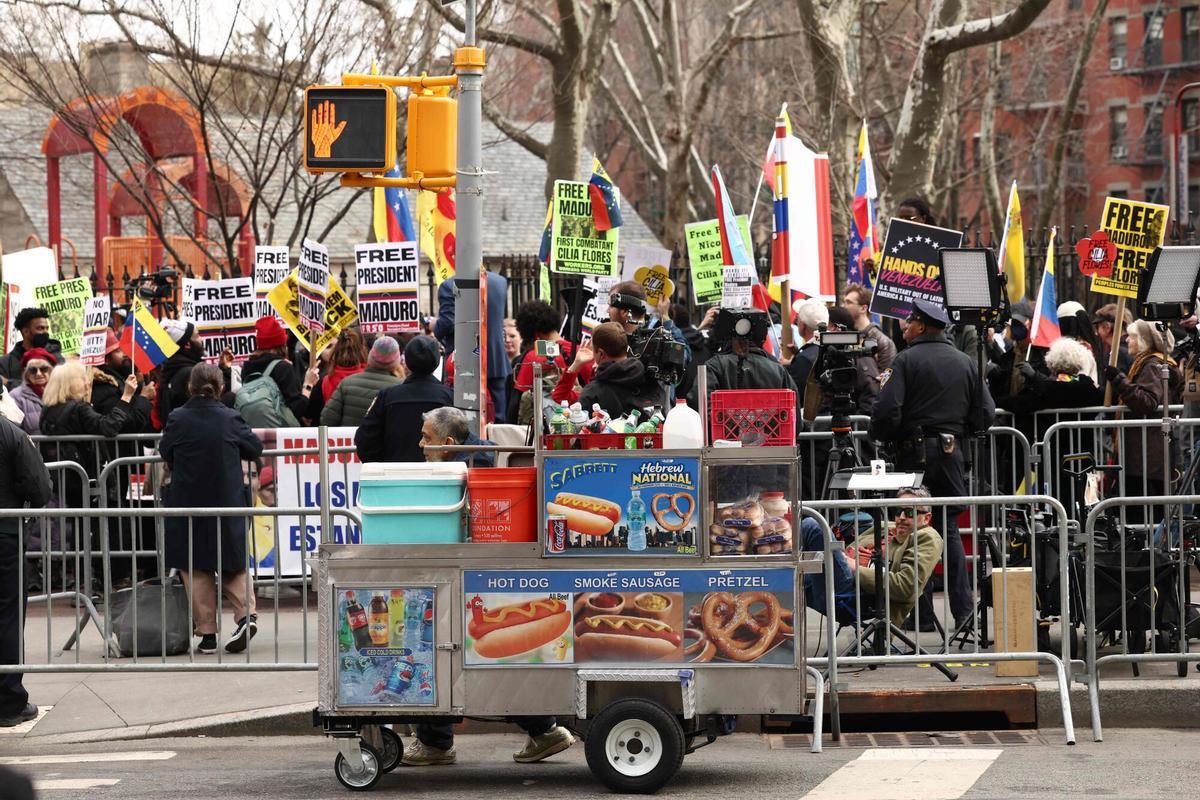 Simpatizantes de Maduro protestas frente al palacio de justicia de Nueva York.